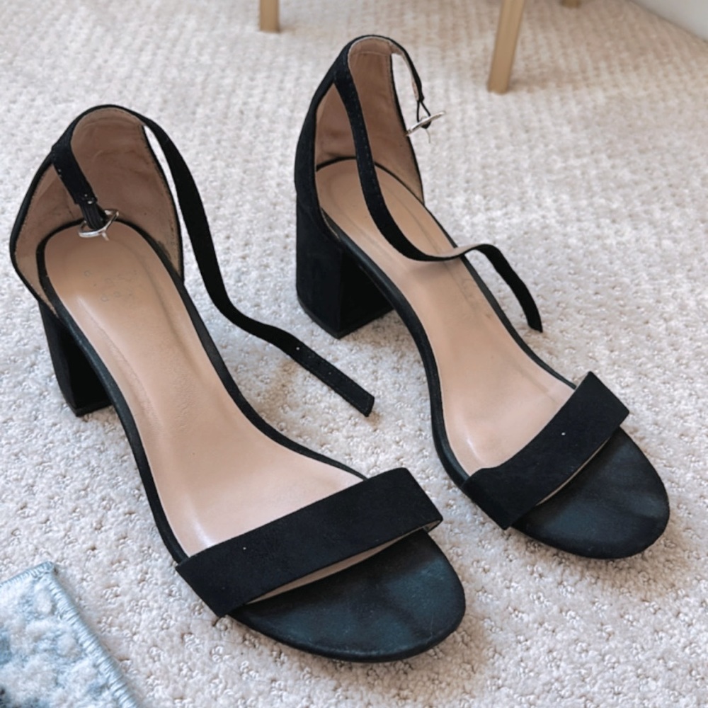 Small-heel black shoes